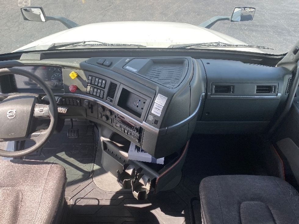 Sleeper Tractor-Heavy Duty Tractors-Volvo-2022-VNL64760-Greensboro-NC-422,492\n\t\tmiles-$ 86,750 - Image 12