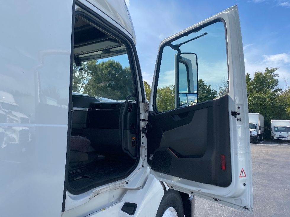 Sleeper Tractor-Heavy Duty Tractors-Volvo-2022-VNL64760-Greensboro-NC-422,492\n\t\tmiles-$ 86,750 - Image 13