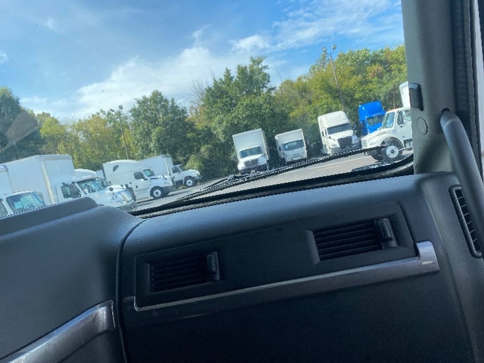 Sleeper Tractor-Heavy Duty Tractors-Volvo-2022-VNL64760-Greensboro-NC-422,492\n\t\tmiles-$ 86,750 - Image 14