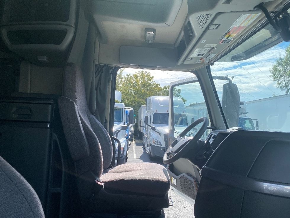 Sleeper Tractor-Heavy Duty Tractors-Volvo-2022-VNL64760-Greensboro-NC-422,492\n\t\tmiles-$ 86,750 - Image 15