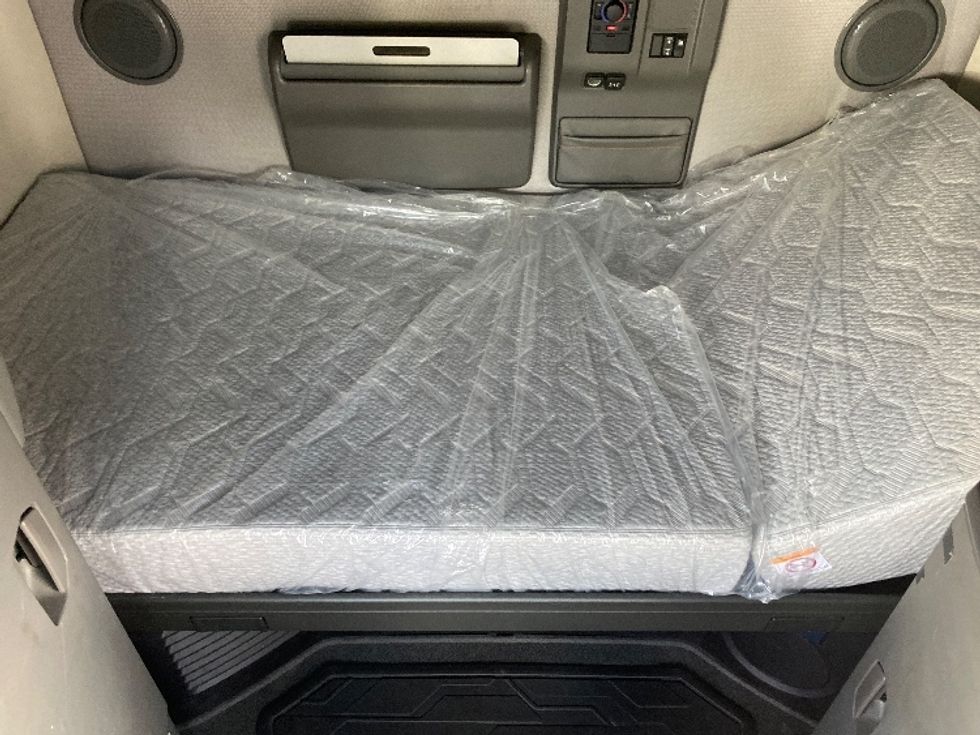 Sleeper Tractor-Heavy Duty Tractors-Volvo-2022-VNL64760-Greensboro-NC-422,492\n\t\tmiles-$ 86,750 - Image 16