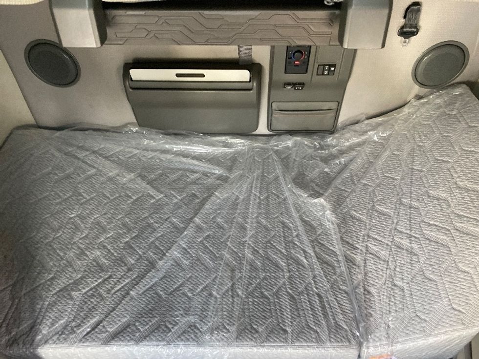 Sleeper Tractor-Heavy Duty Tractors-Volvo-2022-VNL64760-Greensboro-NC-422,492\n\t\tmiles-$ 86,750 - Image 17