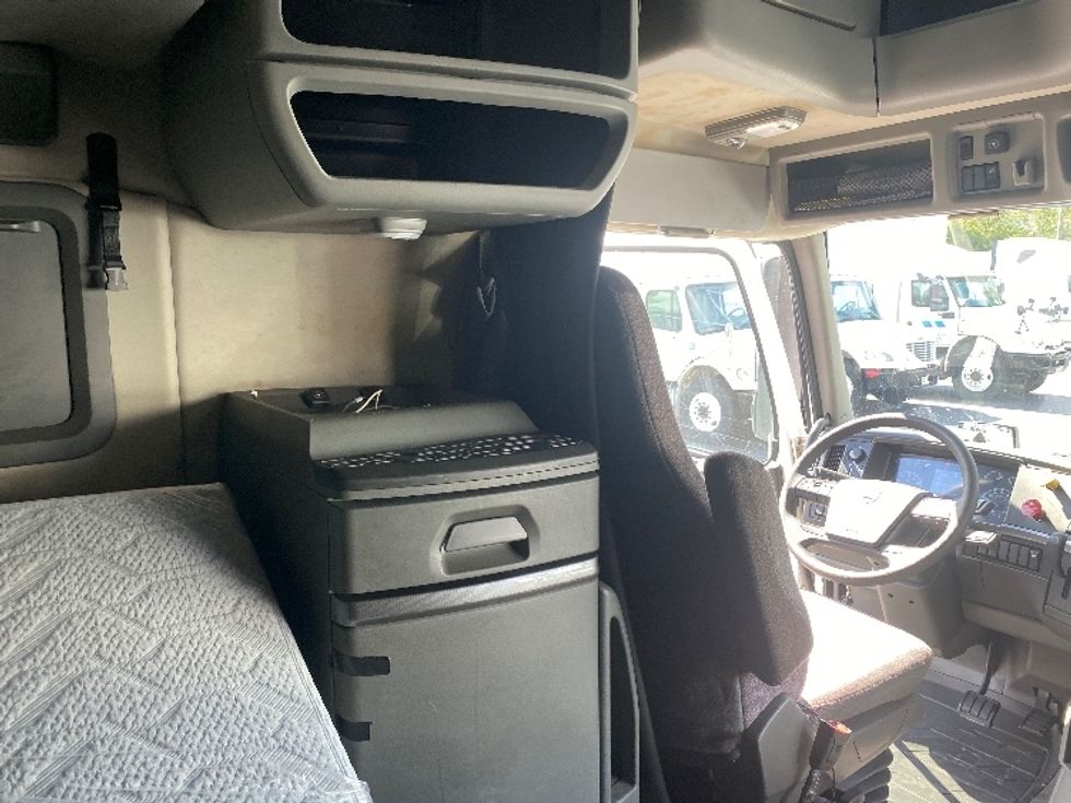 Sleeper Tractor-Heavy Duty Tractors-Volvo-2022-VNL64760-Greensboro-NC-422,492\n\t\tmiles-$ 86,750 - Image 18