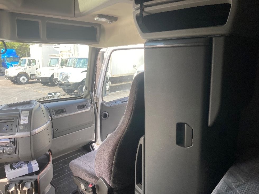 Sleeper Tractor-Heavy Duty Tractors-Volvo-2022-VNL64760-Greensboro-NC-422,492\n\t\tmiles-$ 86,750 - Image 19