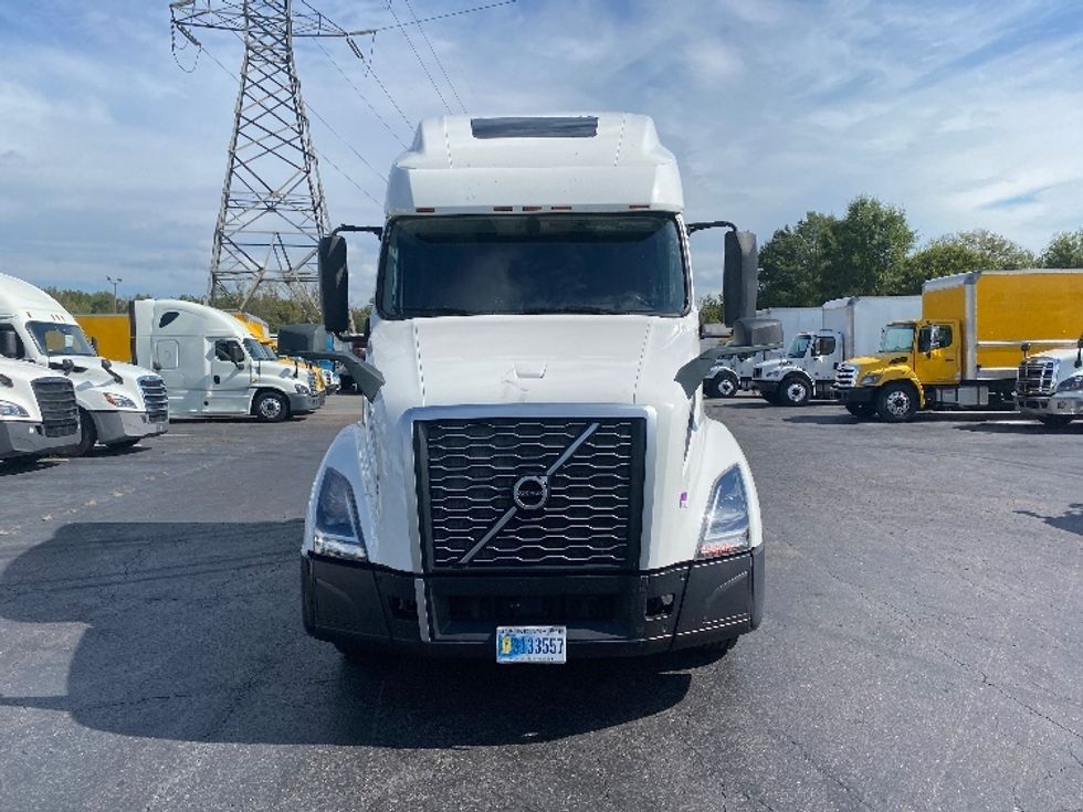 Sleeper Tractor-Heavy Duty Tractors-Volvo-2022-VNL64760-Greensboro-NC-422,492\n\t\tmiles-$ 86,750 - Image 2