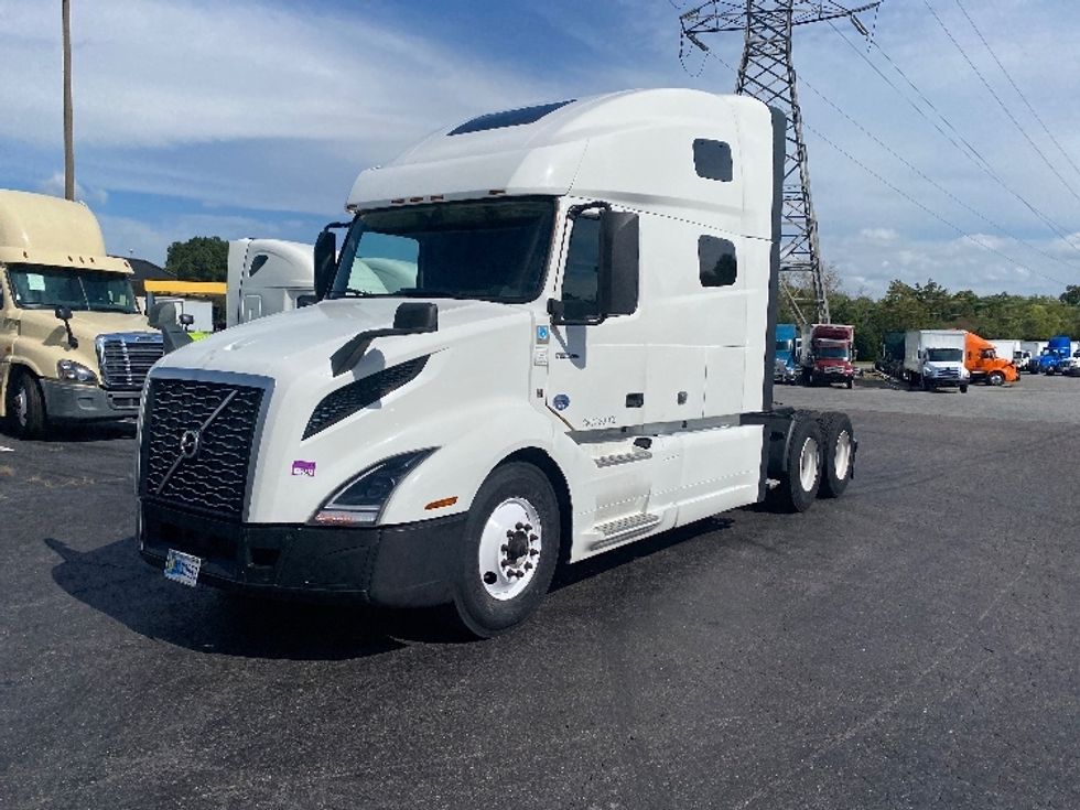 Sleeper Tractor-Heavy Duty Tractors-Volvo-2022-VNL64760-Greensboro-NC-422,492\n\t\tmiles-$ 86,750 - Image 3