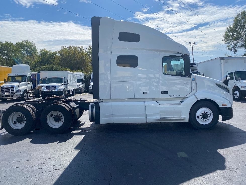 Sleeper Tractor-Heavy Duty Tractors-Volvo-2022-VNL64760-Greensboro-NC-422,492\n\t\tmiles-$ 86,750 - Image 8