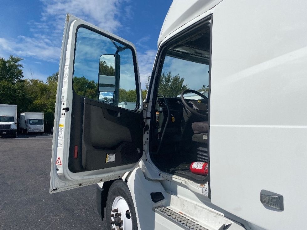 Sleeper Tractor-Heavy Duty Tractors-Volvo-2022-VNL64760-Greensboro-NC-422,492\n\t\tmiles-$ 86,750 - Image 9