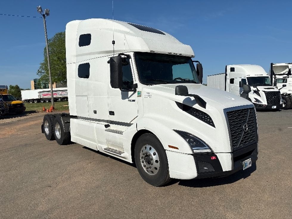 Sleeper Tractor-Heavy Duty Tractors-Volvo-2022-VNL64760-Greensboro-NC-448,528\n\t\tmiles-$ 74,750 - Image 1