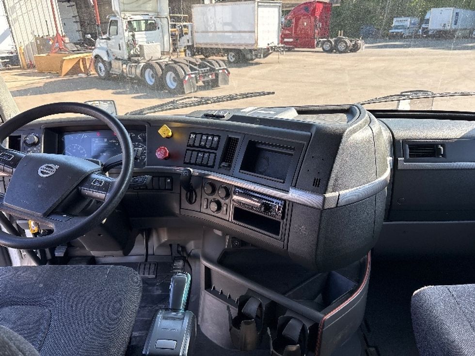 Sleeper Tractor-Heavy Duty Tractors-Volvo-2022-VNL64760-Greensboro-NC-448,528\n\t\tmiles-$ 74,750 - Image 12