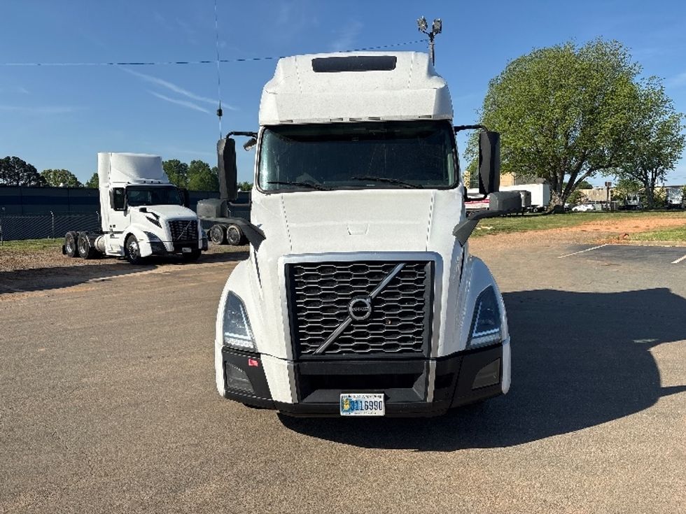 Sleeper Tractor-Heavy Duty Tractors-Volvo-2022-VNL64760-Greensboro-NC-448,528\n\t\tmiles-$ 74,750 - Image 2