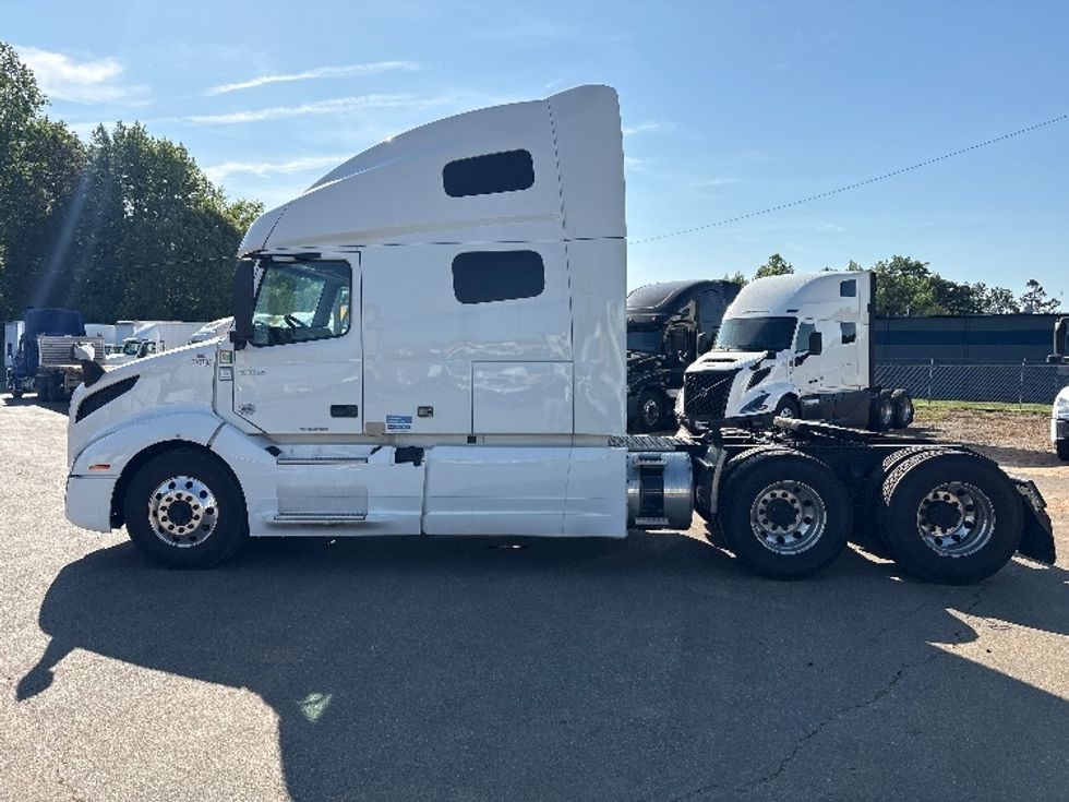 Sleeper Tractor-Heavy Duty Tractors-Volvo-2022-VNL64760-Greensboro-NC-448,528\n\t\tmiles-$ 74,750 - Image 4