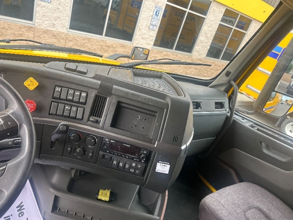 Sleeper Tractor-Heavy Duty Tractors-Volvo-2022-VNL64760-Greensboro-NC-534,044\n\t\tmiles-$ 63,500 - Image 12