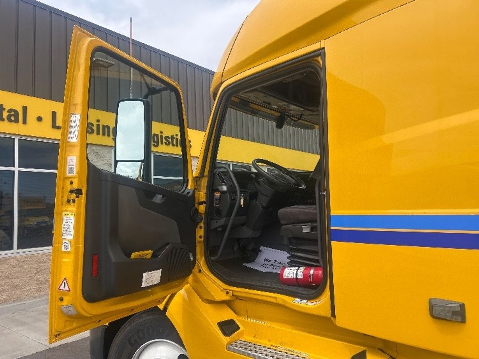 Sleeper Tractor-Heavy Duty Tractors-Volvo-2022-VNL64760-Greensboro-NC-534,044\n\t\tmiles-$ 63,500 - Image 9