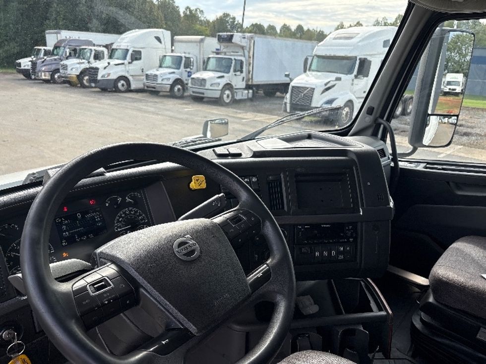 Sleeper Tractor-Heavy Duty Tractors-Volvo-2022-VNL64760-Greensboro-NC-535,507\n\t\tmiles-$ 76,000 - Image 10