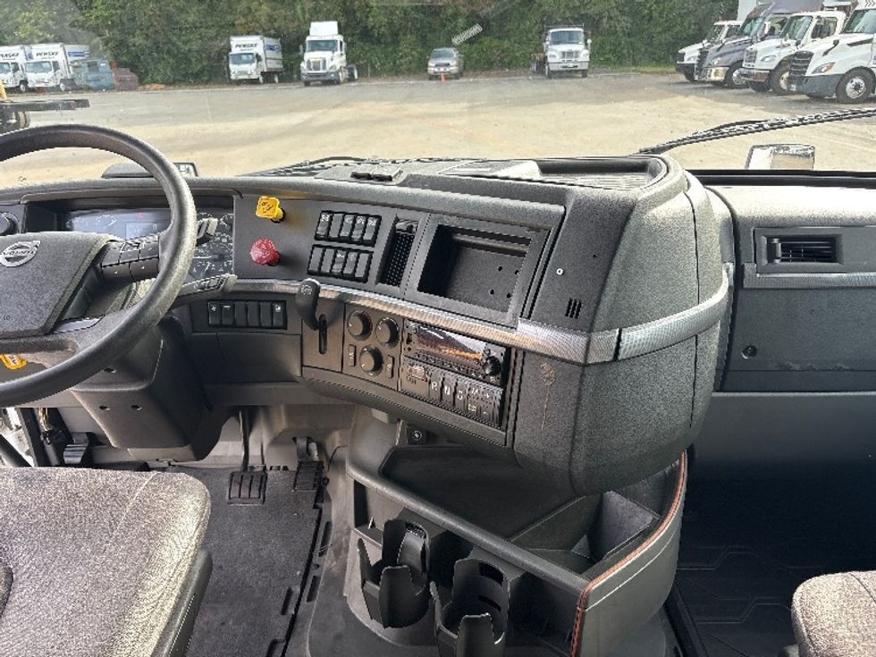 Sleeper Tractor-Heavy Duty Tractors-Volvo-2022-VNL64760-Greensboro-NC-535,507\n\t\tmiles-$ 76,000 - Image 12