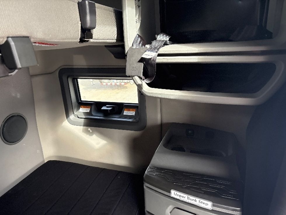 Sleeper Tractor-Heavy Duty Tractors-Volvo-2022-VNL64760-Greensboro-NC-535,507\n\t\tmiles-$ 76,000 - Image 18