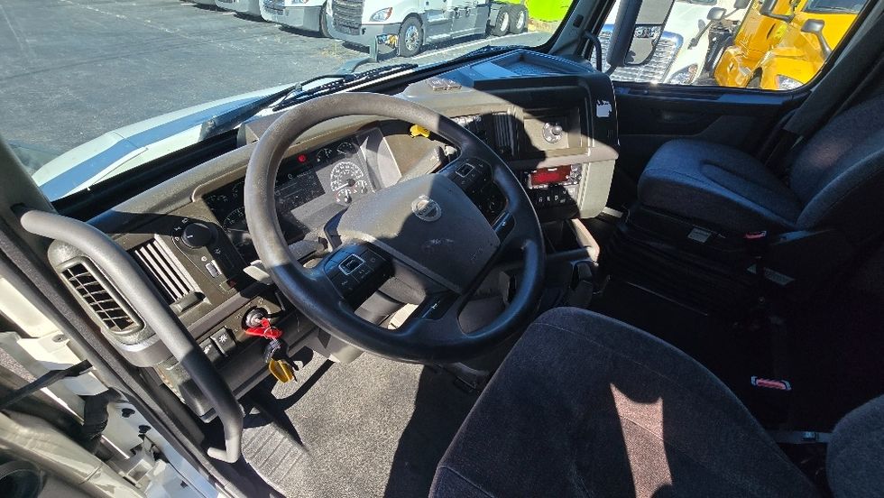 Sleeper Tractor-Heavy Duty Tractors-Volvo-2022-VNL64760-Greensboro-NC-584,423\n\t\tmiles-$ 70,750 - Image 10