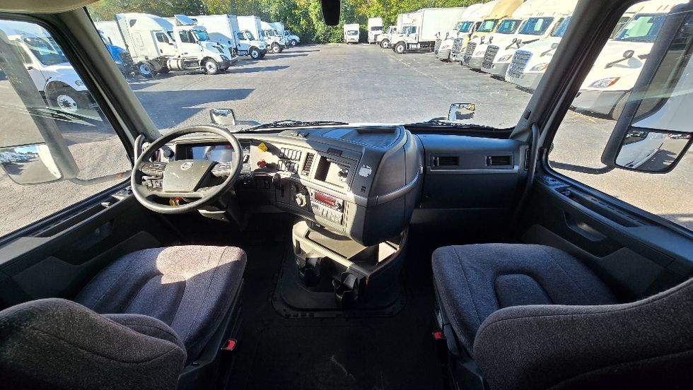 Sleeper Tractor-Heavy Duty Tractors-Volvo-2022-VNL64760-Greensboro-NC-584,423\n\t\tmiles-$ 70,750 - Image 12