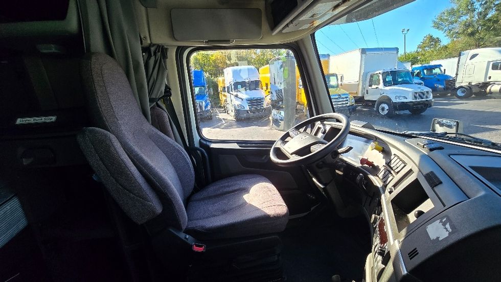 Sleeper Tractor-Heavy Duty Tractors-Volvo-2022-VNL64760-Greensboro-NC-584,423\n\t\tmiles-$ 70,750 - Image 15