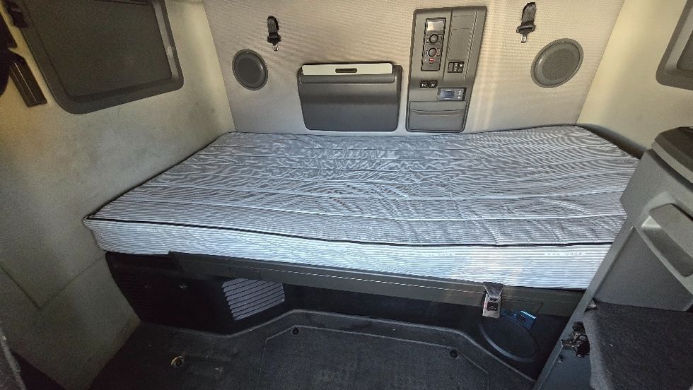 Sleeper Tractor-Heavy Duty Tractors-Volvo-2022-VNL64760-Greensboro-NC-584,423\n\t\tmiles-$ 70,750 - Image 17