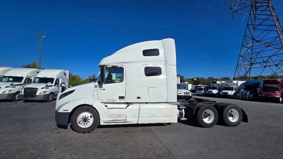 Sleeper Tractor-Heavy Duty Tractors-Volvo-2022-VNL64760-Greensboro-NC-584,423\n\t\tmiles-$ 70,750 - Image 4