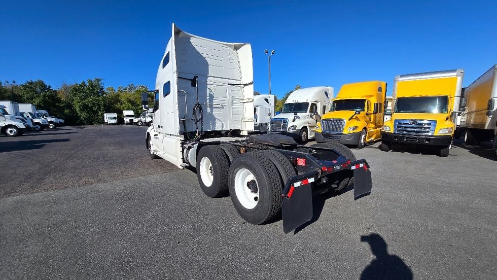 Sleeper Tractor-Heavy Duty Tractors-Volvo-2022-VNL64760-Greensboro-NC-584,423\n\t\tmiles-$ 70,750 - Image 5