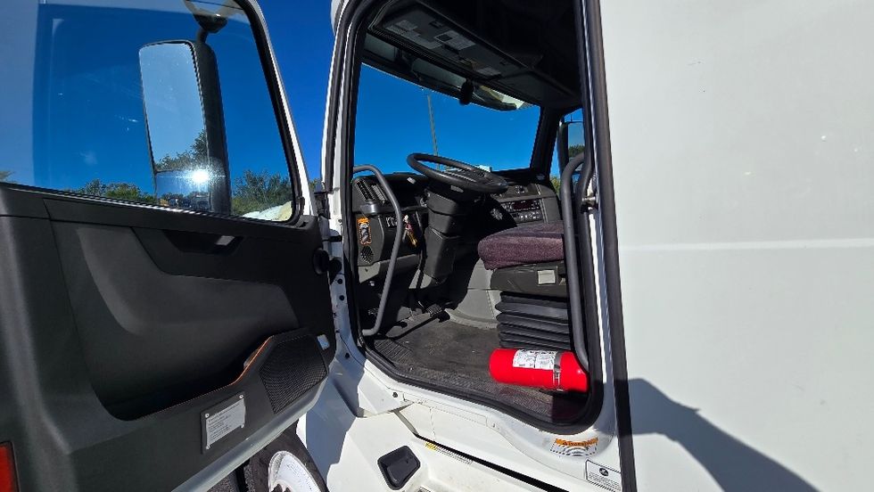 Sleeper Tractor-Heavy Duty Tractors-Volvo-2022-VNL64760-Greensboro-NC-584,423\n\t\tmiles-$ 70,750 - Image 9