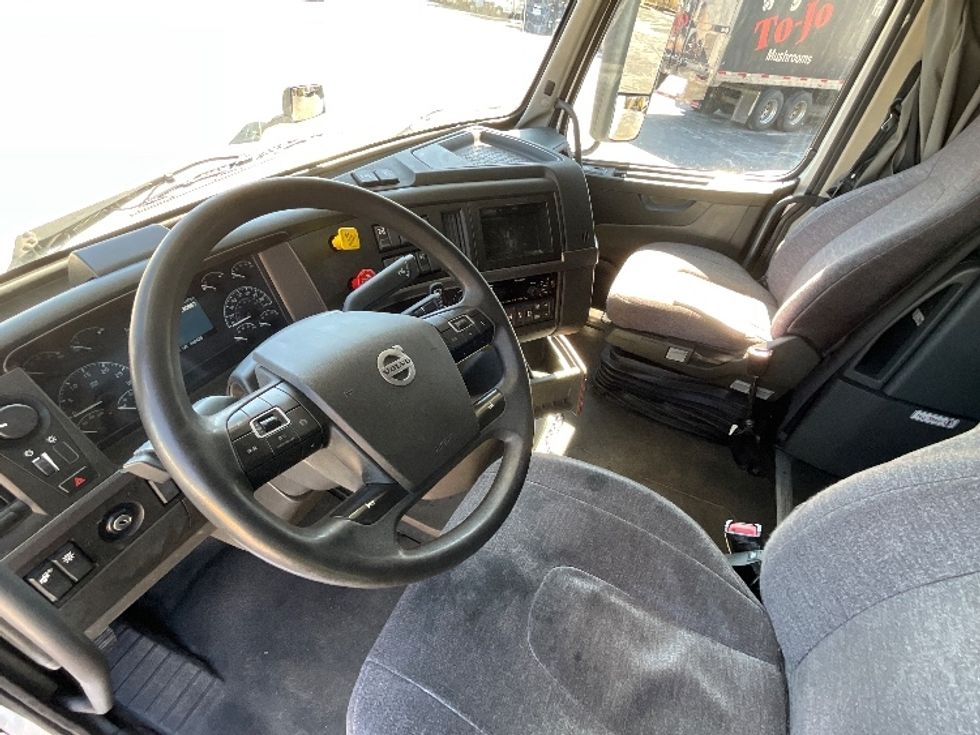 Sleeper Tractor-Heavy Duty Tractors-Volvo-2022-VNL64760-Greenville-SC-444,388\n\t\tmiles-$ 79,750 - Image 10