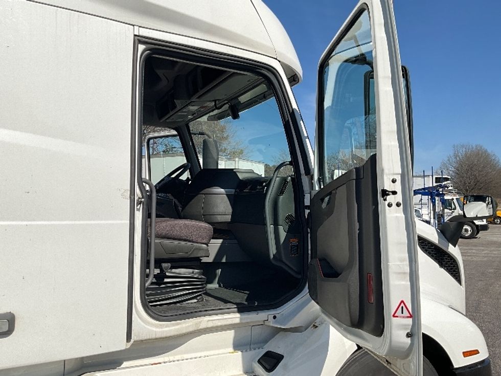 Sleeper Tractor-Heavy Duty Tractors-Volvo-2022-VNL64760-Greenville-SC-444,388\n\t\tmiles-$ 79,750 - Image 13