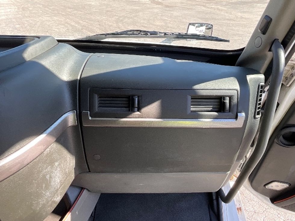 Sleeper Tractor-Heavy Duty Tractors-Volvo-2022-VNL64760-Greenville-SC-444,388\n\t\tmiles-$ 79,750 - Image 14