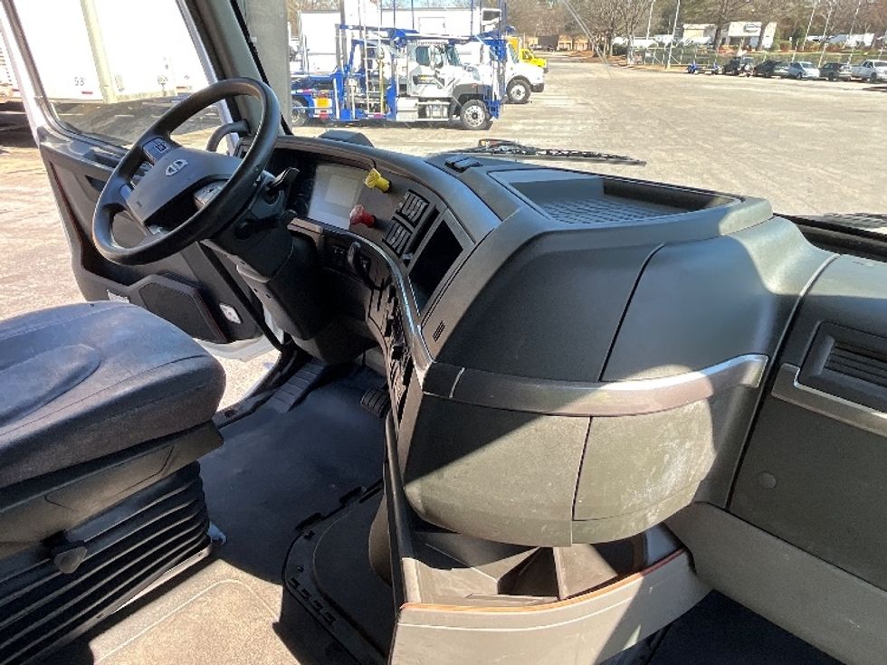 Sleeper Tractor-Heavy Duty Tractors-Volvo-2022-VNL64760-Greenville-SC-444,388\n\t\tmiles-$ 79,750 - Image 15