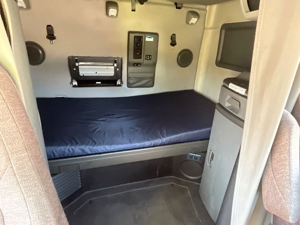 Sleeper Tractor-Heavy Duty Tractors-Volvo-2022-VNL64760-Greenville-SC-444,388\n\t\tmiles-$ 79,750 - Image 16