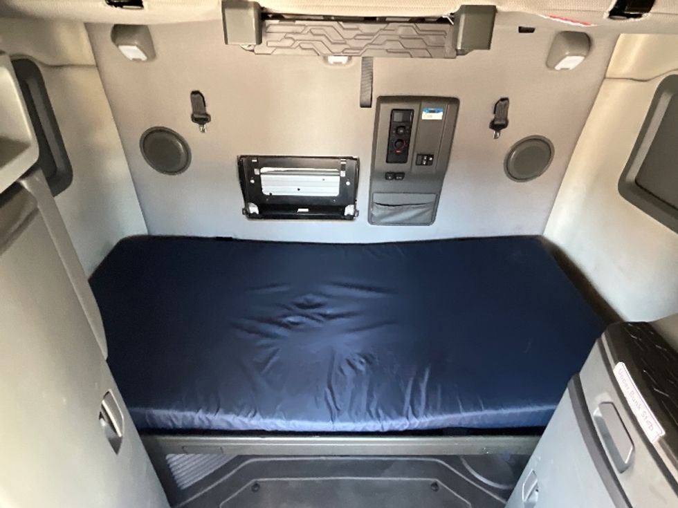 Sleeper Tractor-Heavy Duty Tractors-Volvo-2022-VNL64760-Greenville-SC-444,388\n\t\tmiles-$ 79,750 - Image 17