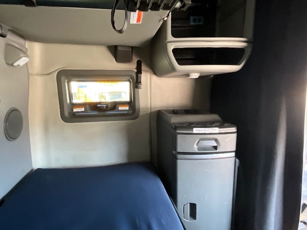 Sleeper Tractor-Heavy Duty Tractors-Volvo-2022-VNL64760-Greenville-SC-444,388\n\t\tmiles-$ 79,750 - Image 18