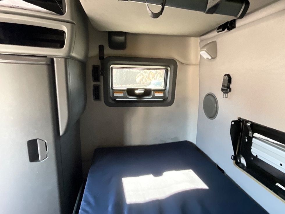 Sleeper Tractor-Heavy Duty Tractors-Volvo-2022-VNL64760-Greenville-SC-444,388\n\t\tmiles-$ 79,750 - Image 19