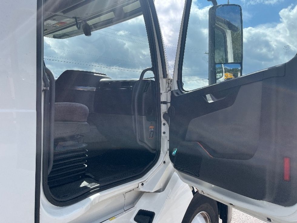 Sleeper Tractor-Heavy Duty Tractors-Volvo-2022-VNL64760-Greer-SC-375,173\n\t\tmiles-$ 86,500 - Image 13