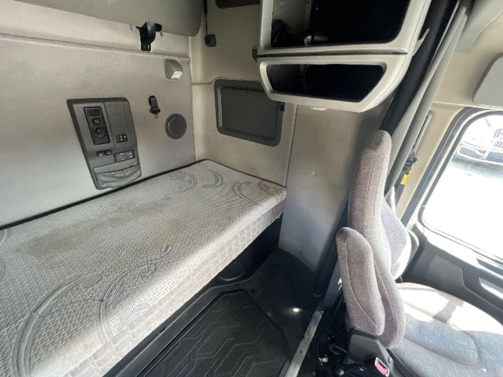 Sleeper Tractor-Heavy Duty Tractors-Volvo-2022-VNL64760-Greer-SC-375,173\n\t\tmiles-$ 86,500 - Image 18