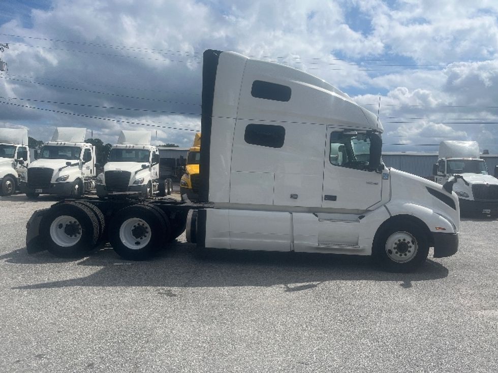 Sleeper Tractor-Heavy Duty Tractors-Volvo-2022-VNL64760-Greer-SC-375,173\n\t\tmiles-$ 86,500 - Image 8