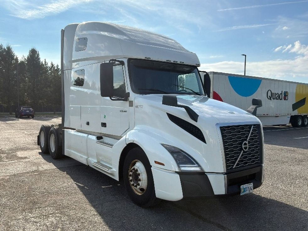 Sleeper Tractor-Heavy Duty Tractors-Volvo-2022-VNL64760-Hagerstown-MD-421,414\n\t\tmiles-$ 82,000 - Image 1