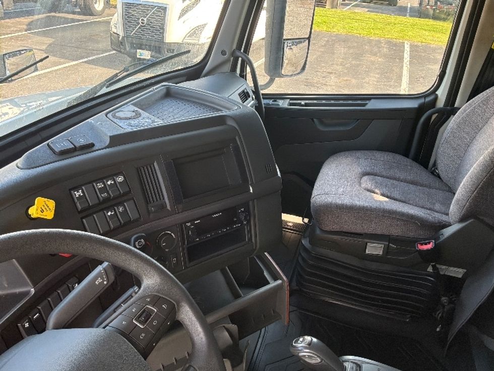 Sleeper Tractor-Heavy Duty Tractors-Volvo-2022-VNL64760-Hagerstown-MD-421,414\n\t\tmiles-$ 82,000 - Image 10