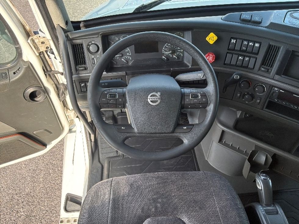 Sleeper Tractor-Heavy Duty Tractors-Volvo-2022-VNL64760-Hagerstown-MD-421,414\n\t\tmiles-$ 82,000 - Image 11