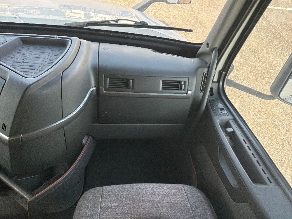 Sleeper Tractor-Heavy Duty Tractors-Volvo-2022-VNL64760-Hagerstown-MD-421,414\n\t\tmiles-$ 82,000 - Image 14