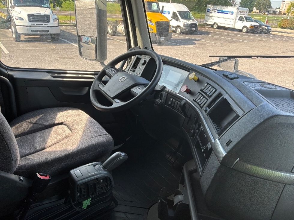 Sleeper Tractor-Heavy Duty Tractors-Volvo-2022-VNL64760-Hagerstown-MD-421,414\n\t\tmiles-$ 82,000 - Image 15
