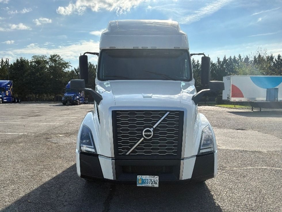 Sleeper Tractor-Heavy Duty Tractors-Volvo-2022-VNL64760-Hagerstown-MD-421,414\n\t\tmiles-$ 82,000 - Image 2
