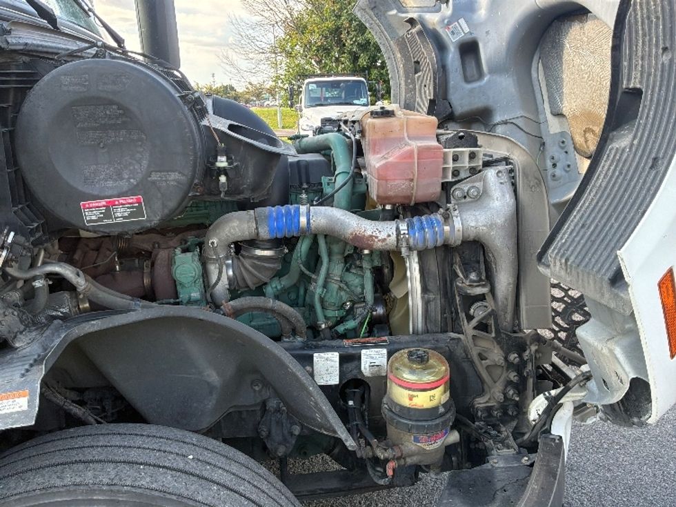 Sleeper Tractor-Heavy Duty Tractors-Volvo-2022-VNL64760-Hagerstown-MD-421,414\n\t\tmiles-$ 82,000 - Image 20