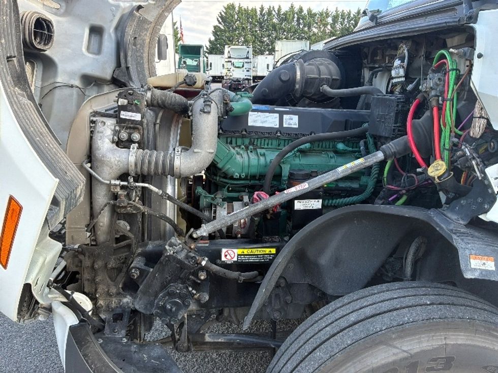 Sleeper Tractor-Heavy Duty Tractors-Volvo-2022-VNL64760-Hagerstown-MD-421,414\n\t\tmiles-$ 82,000 - Image 21