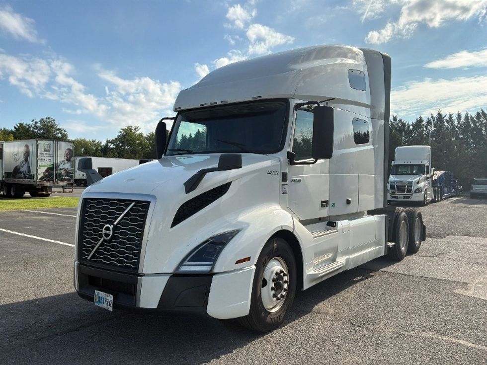Sleeper Tractor-Heavy Duty Tractors-Volvo-2022-VNL64760-Hagerstown-MD-421,414\n\t\tmiles-$ 82,000 - Image 3