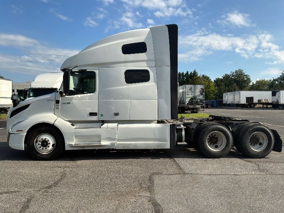 Sleeper Tractor-Heavy Duty Tractors-Volvo-2022-VNL64760-Hagerstown-MD-421,414\n\t\tmiles-$ 82,000 - Image 4