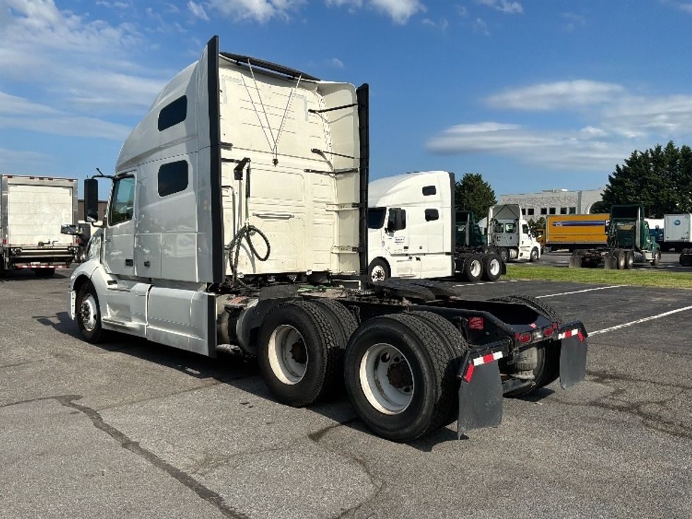 Sleeper Tractor-Heavy Duty Tractors-Volvo-2022-VNL64760-Hagerstown-MD-421,414\n\t\tmiles-$ 82,000 - Image 5